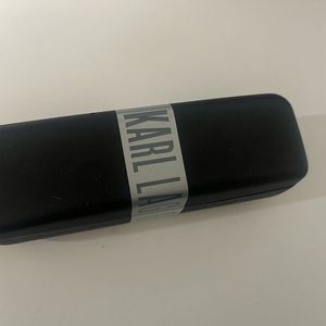 칼 라거펠트 안경케이스 이미지