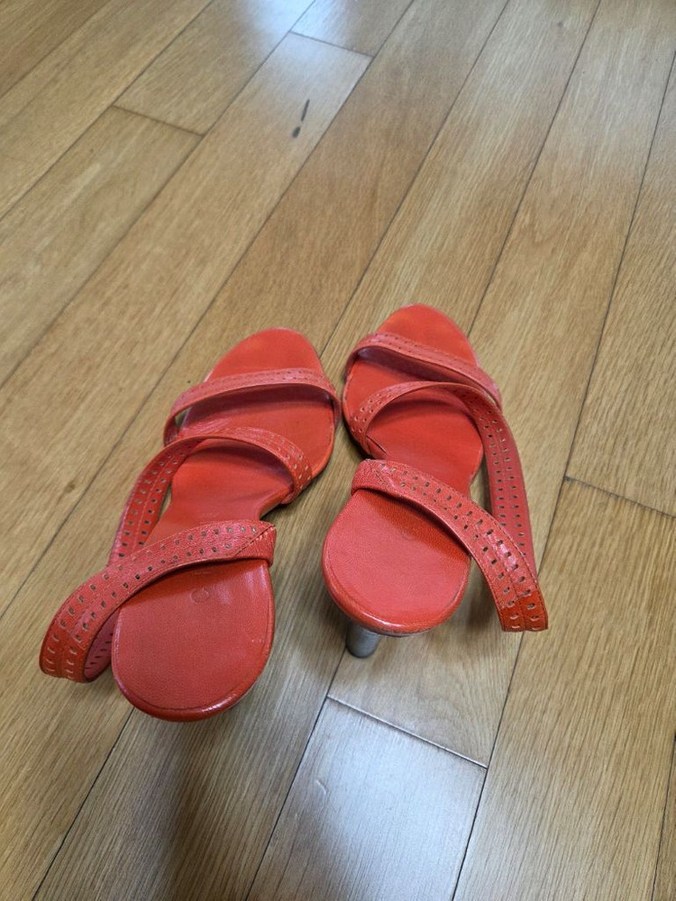 셀린느 정품 오렌지 펀칭 스트랩 힐 37사이즈 이미지