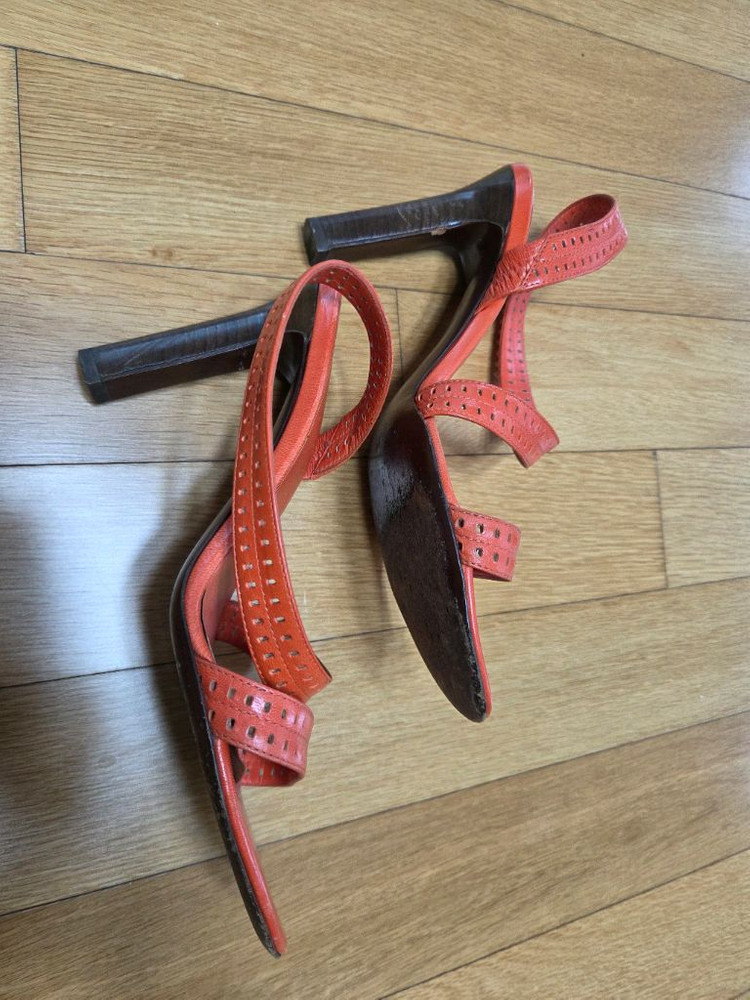 셀린느 정품 오렌지 펀칭 스트랩 힐 37사이즈 이미지