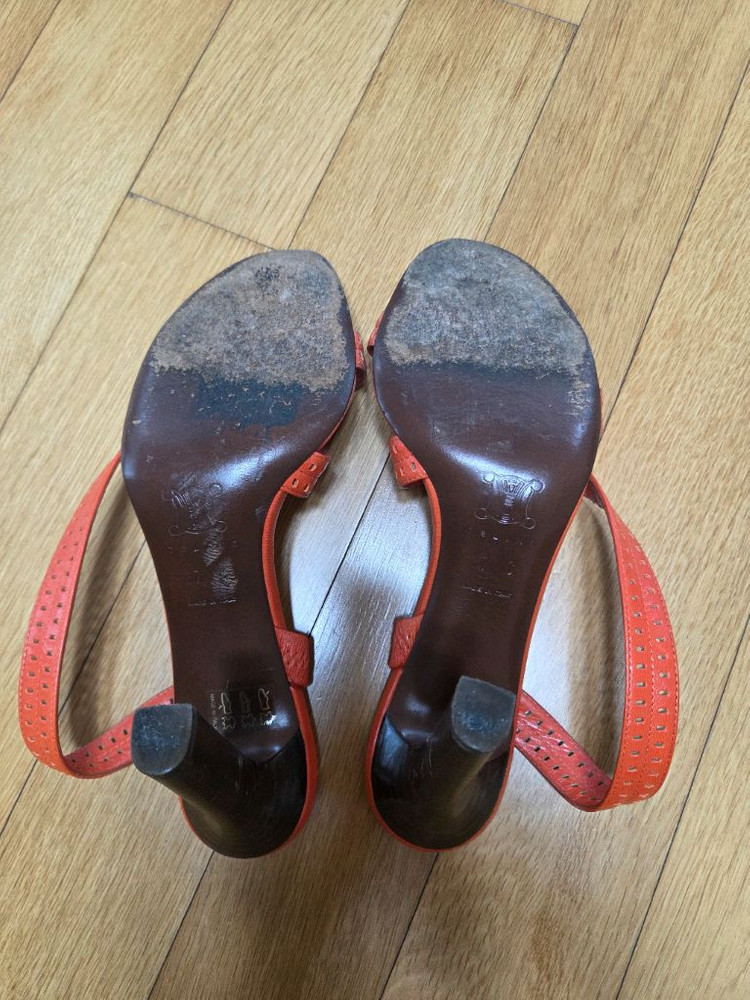 셀린느 정품 오렌지 펀칭 스트랩 힐 37사이즈 이미지