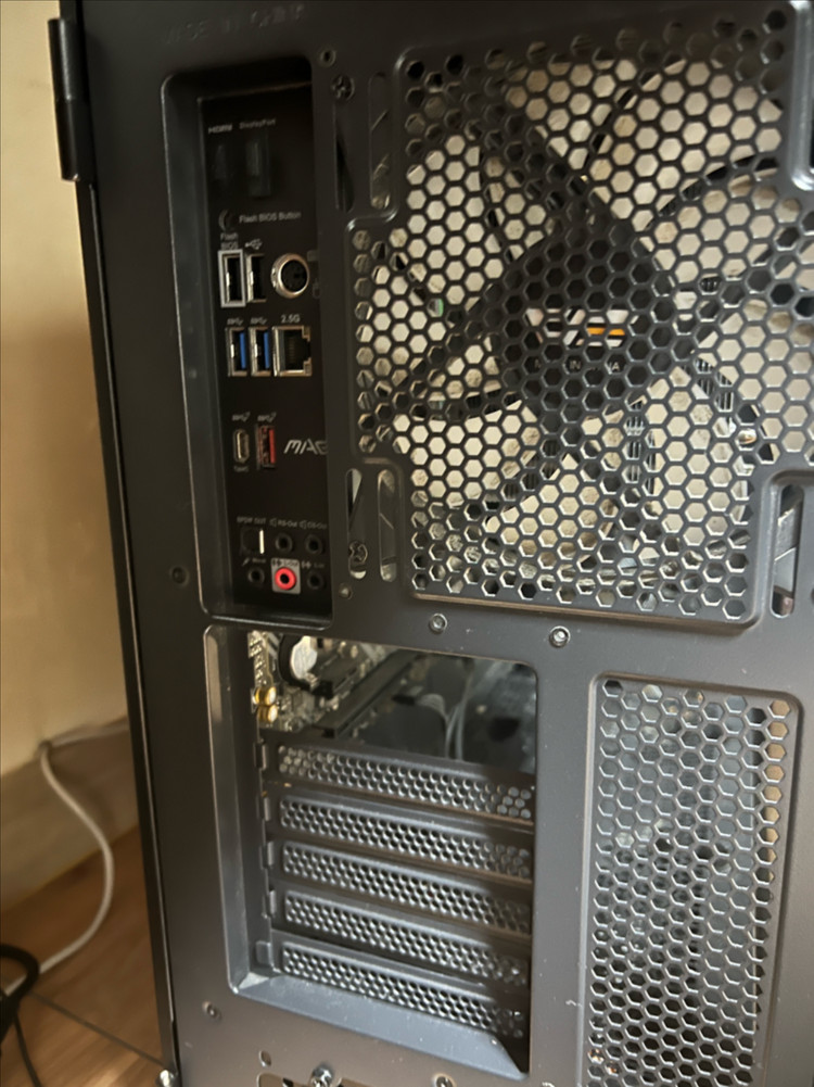 (그래픽카드 없는 반본체)5600X / 지스킬 튜닝램 32GB / SSD 1TB 반본체 판매합니다. 이미지