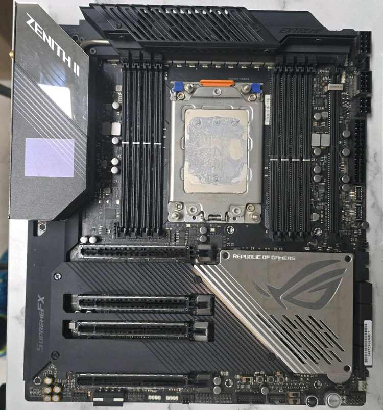 ASUS ROG ZENITH II EXTREME AMD 라이젠 스레드리퍼 메인보드 이미지