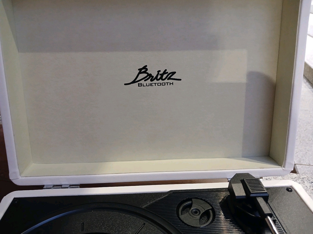 브리츠(Britz)의 BZ-TP1000 모델 턴테이블 블루투스 스피커 이미지