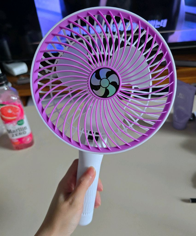 화이트퍼플 선풍기 이미지