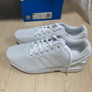 [275] 아디다스 흰색 운동화 이미지