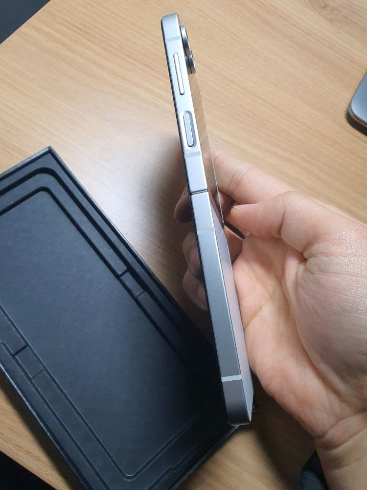 폴더블 스마트폰 실버 256GB 이미지