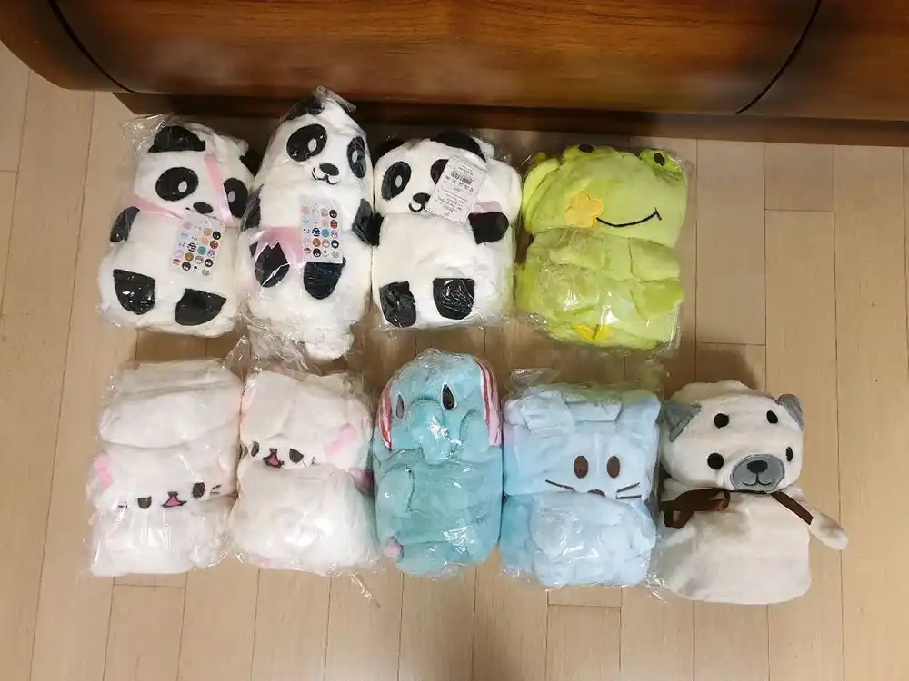 PTC 온풍 히터, 손난로 겸용 보조배터리, 무릎 담요(뽀로로, 헬로키티 등), 수면 안대 판매 (미사용) 이미지