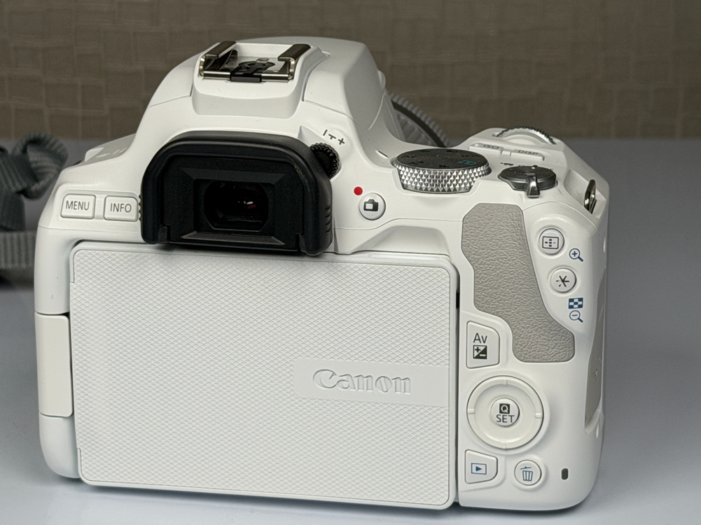 캐논 EOS 200D2 화이트 DSLR 카메라 이미지