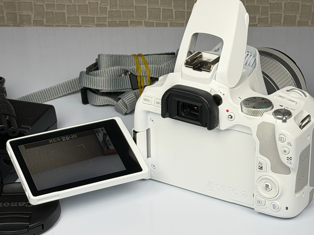 캐논 EOS 200D2 화이트 DSLR 카메라 이미지