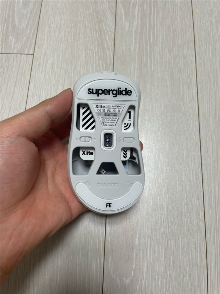 펄사 xlite v4 mini + 유리피트 게이밍 마우스 이미지