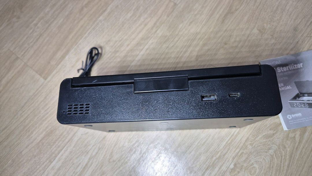 리큐엠 무선충전 LED 탁상시계 UV살균기(QWC-UV300) 이미지