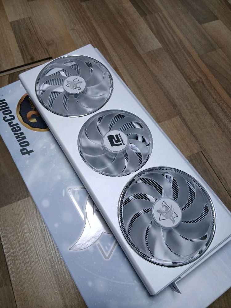 as남음 rx 7800xt 헬 하운드 화이트 그래픽카드 이미지