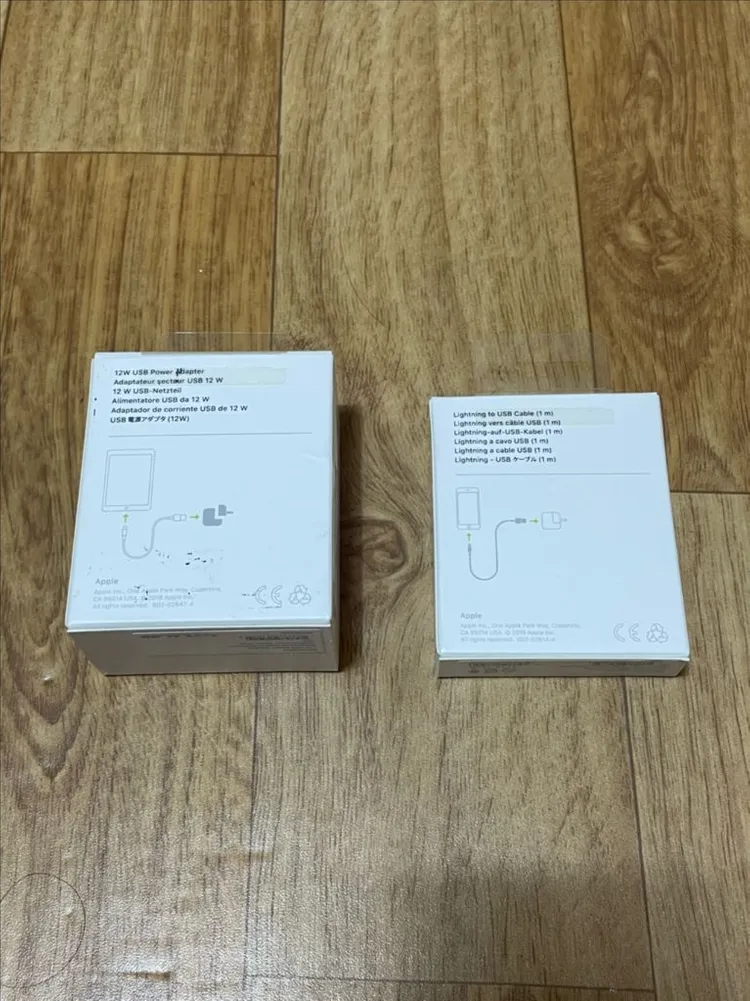 애플 정품 충전기 12W + 라이트닝 케이블 미사용 판매합니다. 이미지