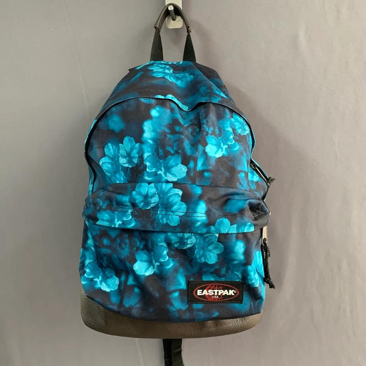 EASTPAK 이스트팩 와이오밍 가죽 배색 플라워 백팩 가방 이미지