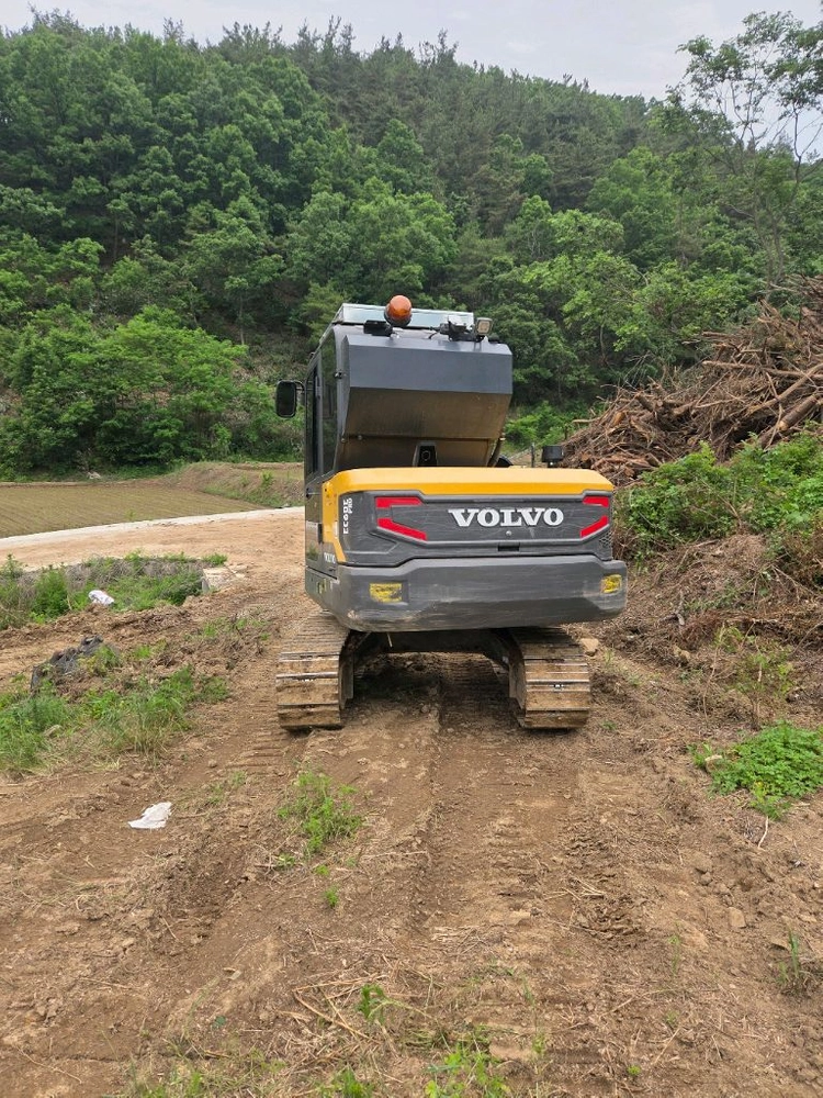 볼보굴삭기02 이미지
