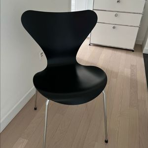 프리츠한센 세븐체어 라커드 블랙 이미지