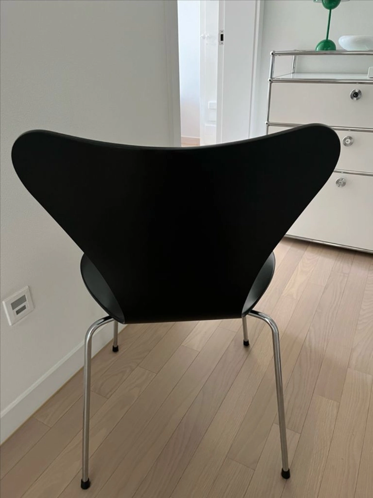 프리츠한센 세븐체어 라커드 블랙 이미지