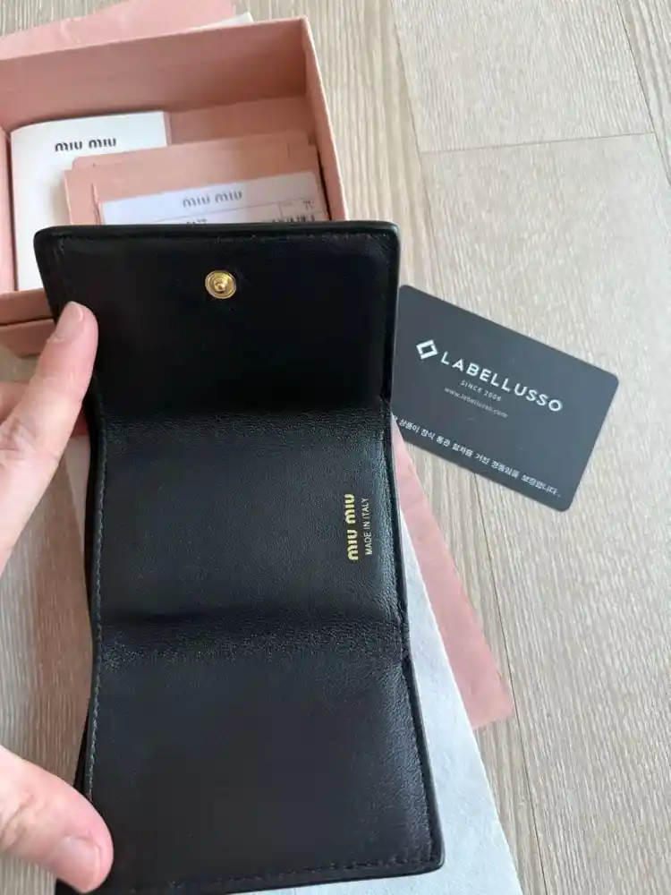 미우미우 페이던트 카드지갑 이미지