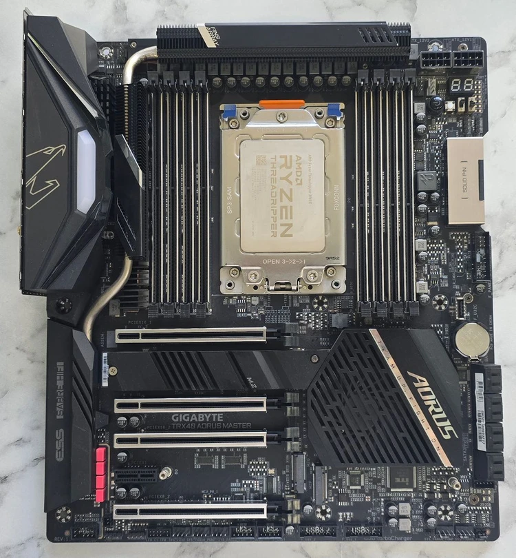 AMD 라이젠 스레드리퍼 3960X + GIGABYTE TRX40 AORUS MASTER 메인보드 + 수냉쿨러 세트 이미지