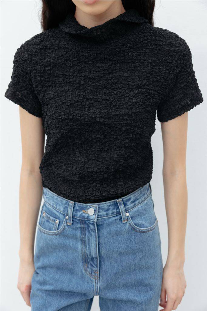 레이스 Crinkle Back-Open Turtleneck Top_ Black 크링클 백오픈 터틀넥 탑 블랙 이미지