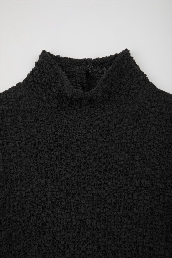 레이스 Crinkle Back-Open Turtleneck Top_ Black 크링클 백오픈 터틀넥 탑 블랙 이미지