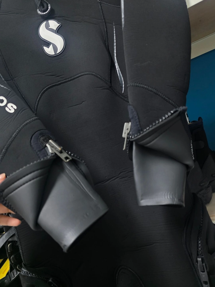 스쿠바프로 에버플렉스 웻슈트 5/4mm 여자 LS 사이즈 판매합니다. 이미지