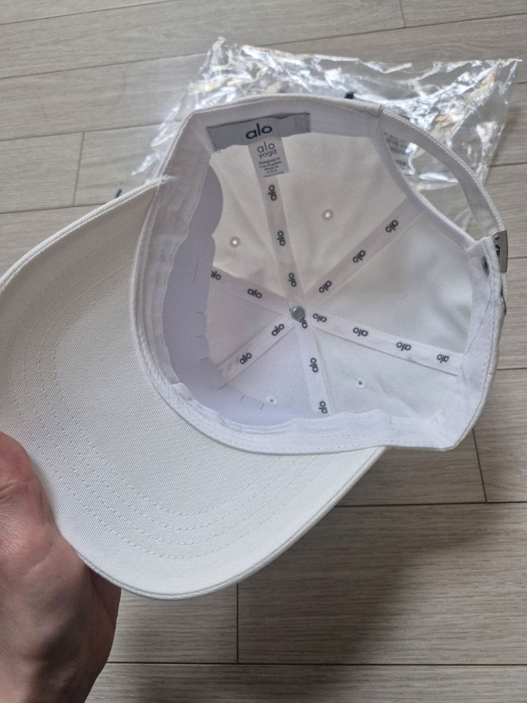 쿨거래시 6만5천택포! 미착용 새제품 정품 alo 알로 모자 화이트 두상커도 깔끔 이쁜모자 공용 이미지