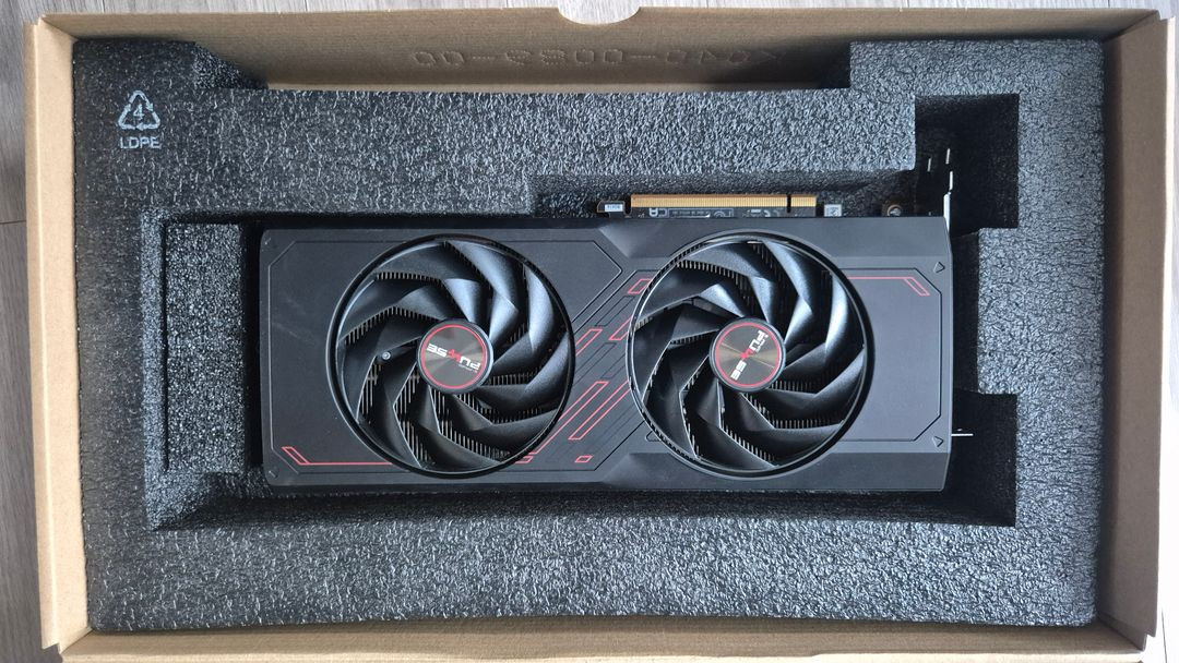라데온 RX 7800XT 그래픽카드 이미지