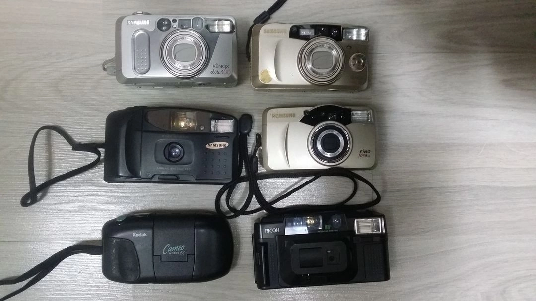 디카, 디지털 카메라, DSLR 니콘 D100, 니콘 쿨픽스 P100, 필름 카메라, 대형 가방, 삼각대, 셀카봉 이미지
