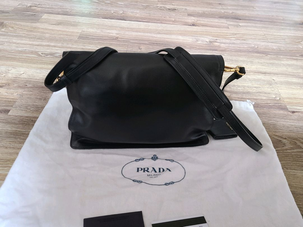 프라다 송아지 레더백크로스백가방명품백테수토호보백숄더백버킷백 구찌루이비통디올셀린느샤넬에르메스보테가 이미지