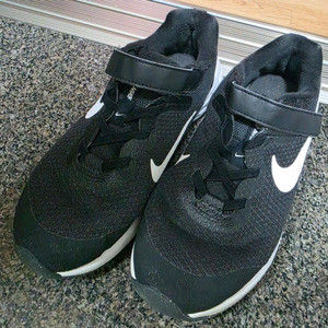 가격더내림 중고 정품 NIKE 나이키키즈 나이키키즈레볼루션 키즈운동화 나이키운동화 215mm 이미지