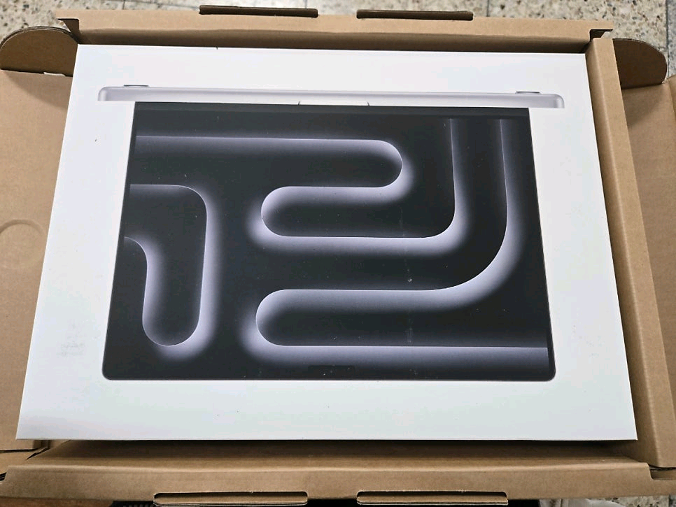 개봉 맥북 프로 16인치 M5 18코어 1TB 24GB 실버 팝니다 이미지