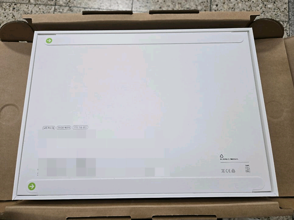 개봉 맥북 프로 16인치 M5 18코어 1TB 24GB 실버 팝니다 이미지