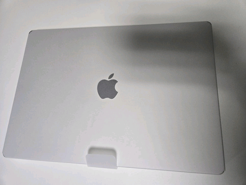 개봉 맥북 프로 16인치 M5 18코어 1TB 24GB 실버 팝니다 이미지