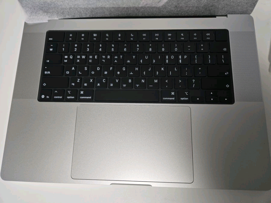 개봉 맥북 프로 16인치 M5 18코어 1TB 24GB 실버 팝니다 이미지