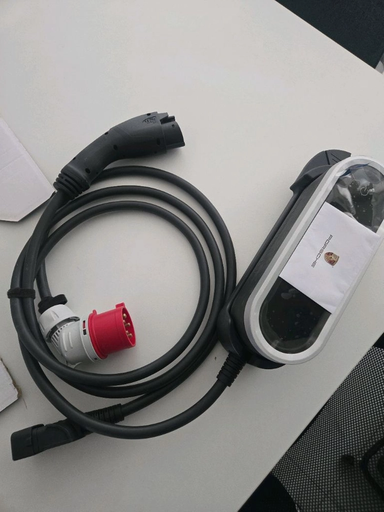 포르쉐 전기차 충전기 이미지