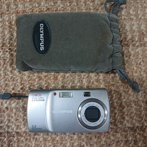 올림푸스 캠에디아 C-310 ZOOM디지털카메라입니다. 3.2 메가픽셀로 당시에는 고화질이었고, 줌 기능도 탑재