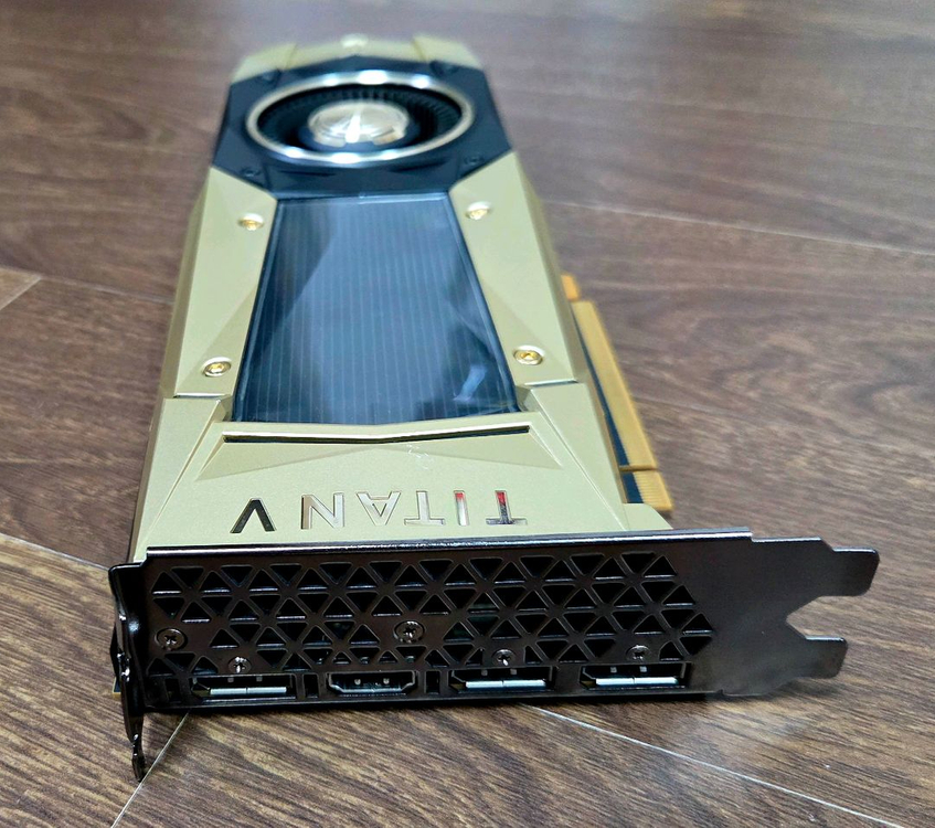 NVIDIA TITAN V 그래픽카드 이미지