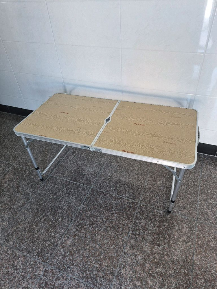 접이식 캠핑 테이블 이미지