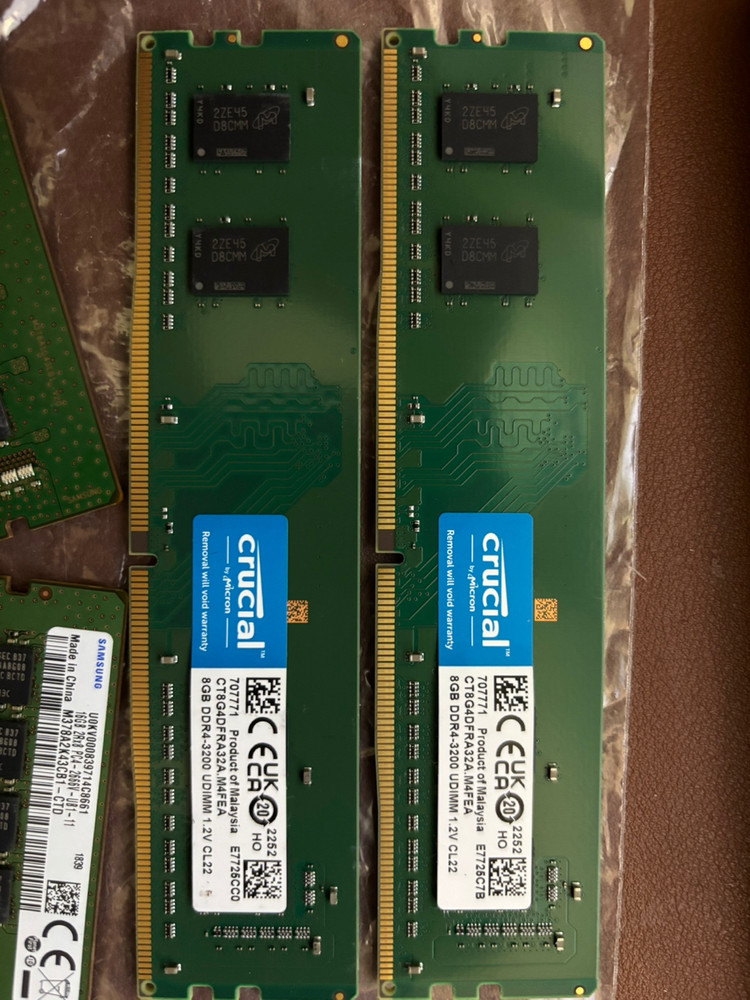 DDR4-3200 메모리 8GB Crucial , DDR4-2666V 메모리 16GB Samsung 이미지