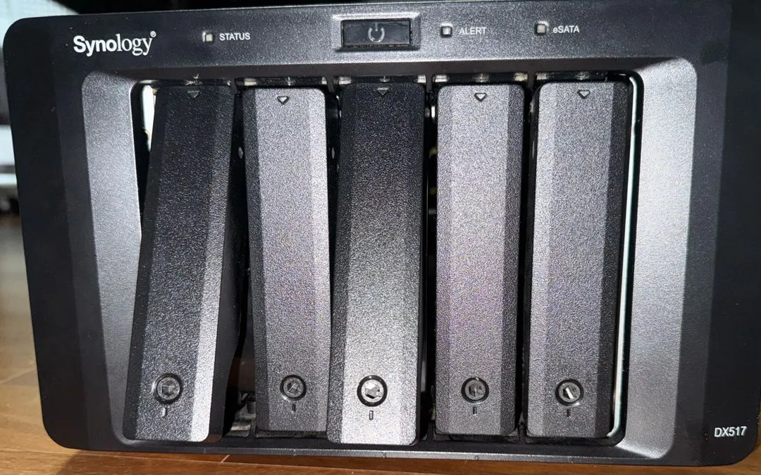 시놀로지 확장유닛 DX517 이미지