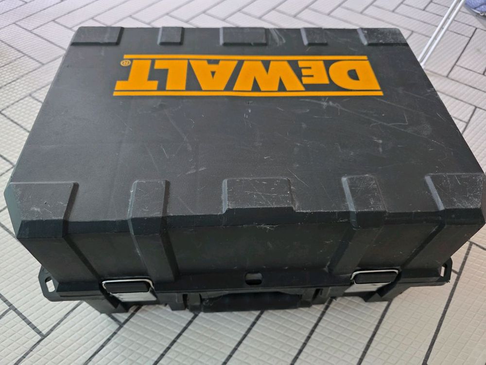 디월트 18V 원형톱 스킬 DCS391 20V 5Ah 배터리 2개 포함 이미지