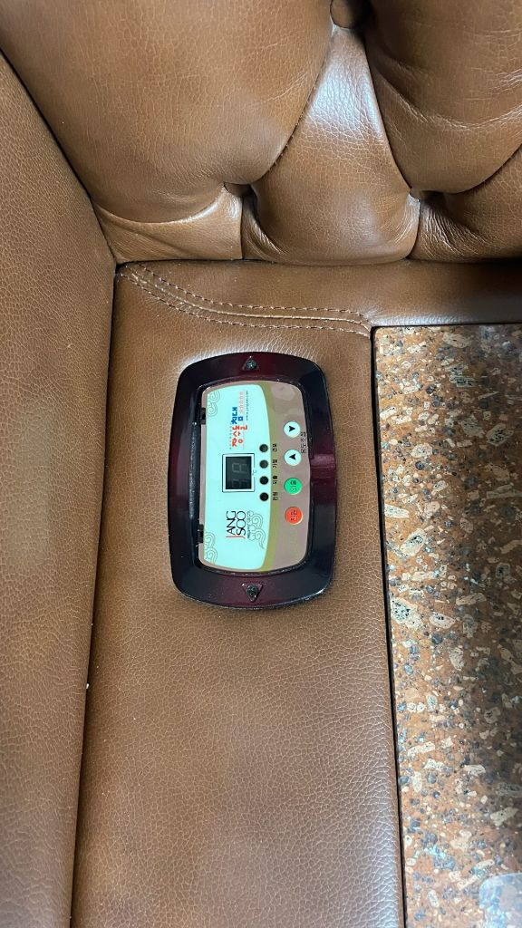 장수돌침대 브라운 가죽 소파 이미지