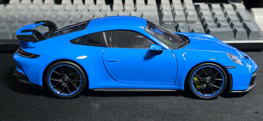 1:18 1/18 마이스토 포르쉐 992 GT3 블루 다이캐스트 판매합니다. 이미지