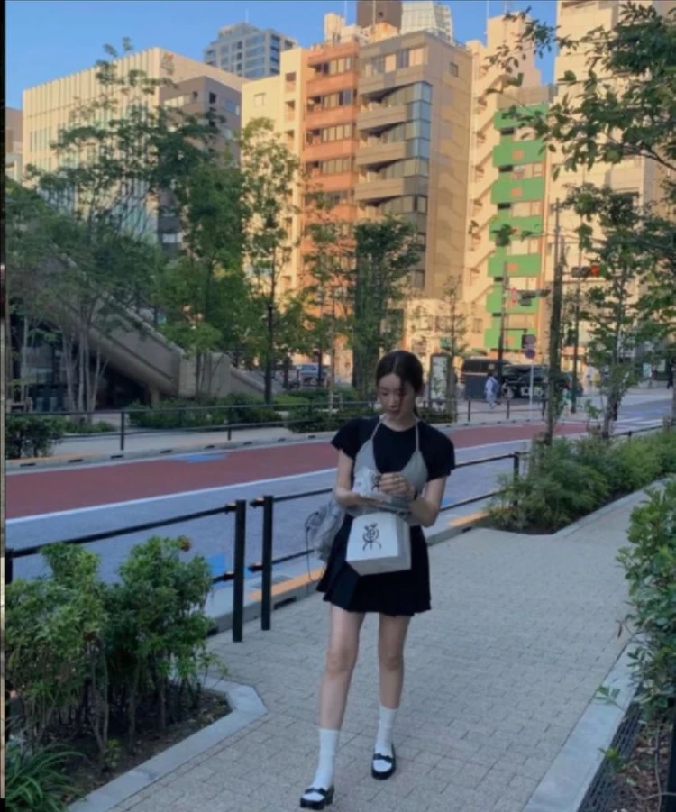 익스트림캐시미어 홀터넥 니트 탑 르플레인 차정 원 착용 이미지