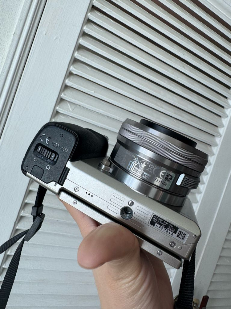[소니] A6000 그레이 미러리스 카메라 팝니다. 이미지