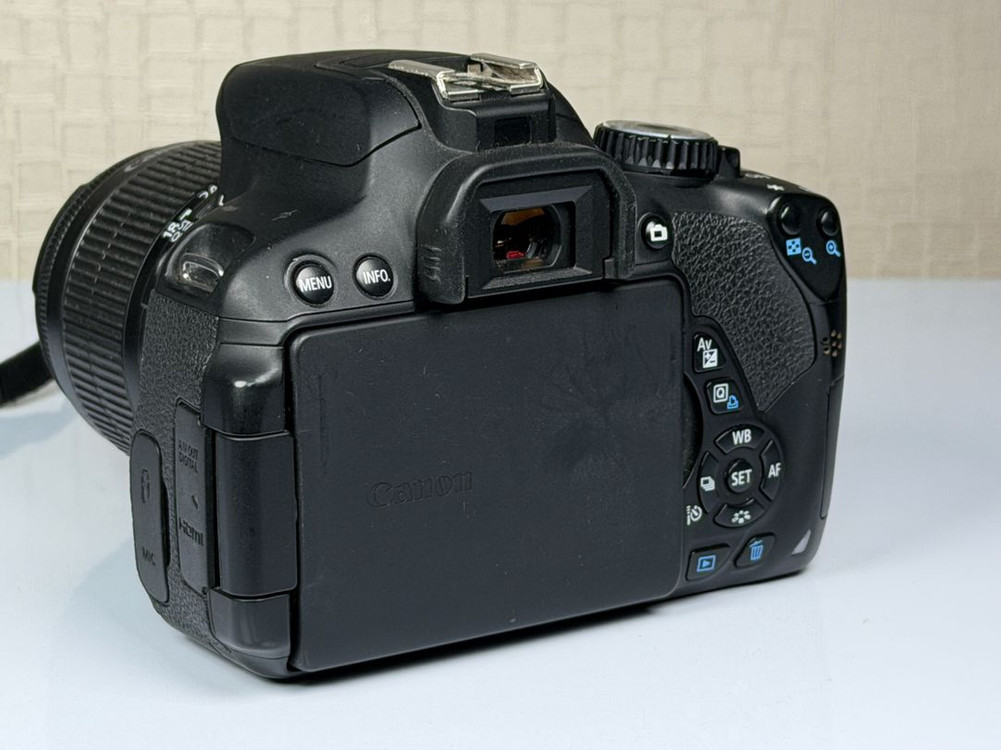 캐논 EOS 650D DSLR 카메라 이미지