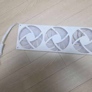 크라켄 360mm RGB 화이트 쿨링팬 이미지