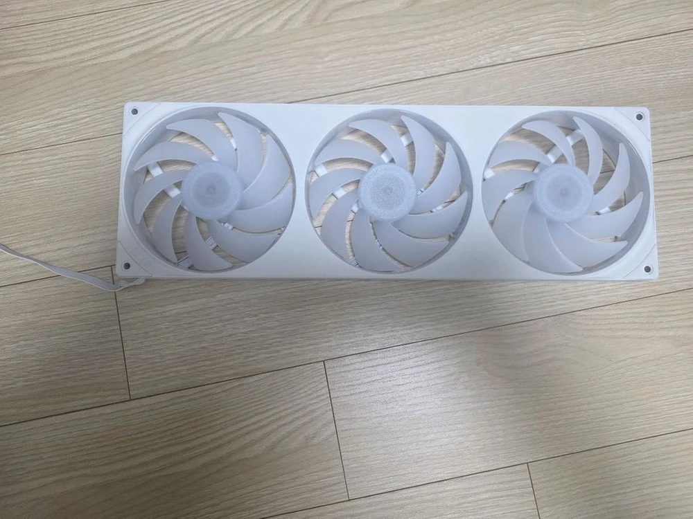 크라켄 360mm RGB 화이트 쿨링팬 이미지