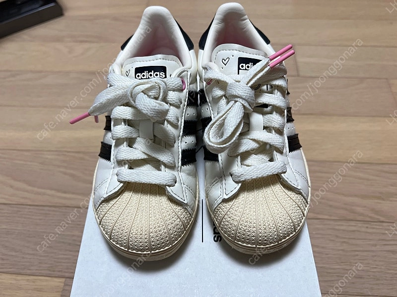 아디다스 키즈 슈퍼스타 x 앙드레 사라이바 크림 화이트 코어 블랙 GZ1754 이미지